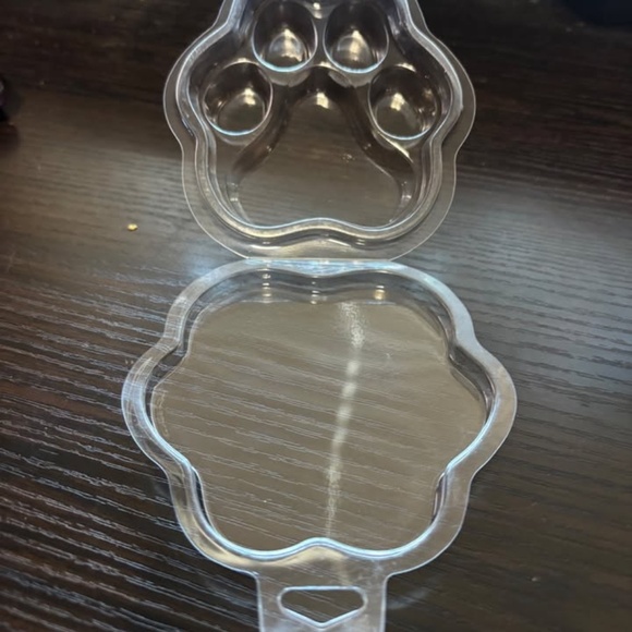 100 PawPrint Wax Melt Mold Clamshells - Picture 5 of 5